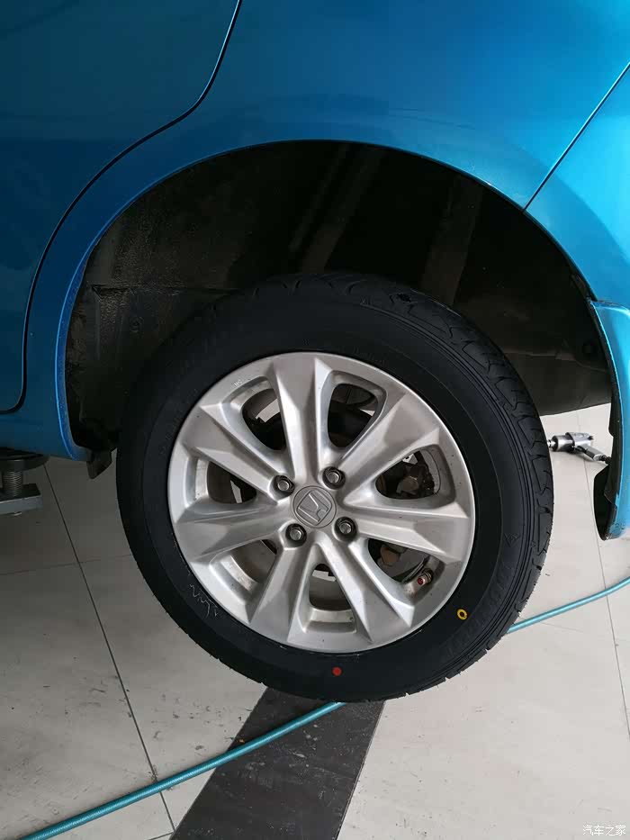 【图】更换轮胎作业_飞度论坛_汽车之家论坛