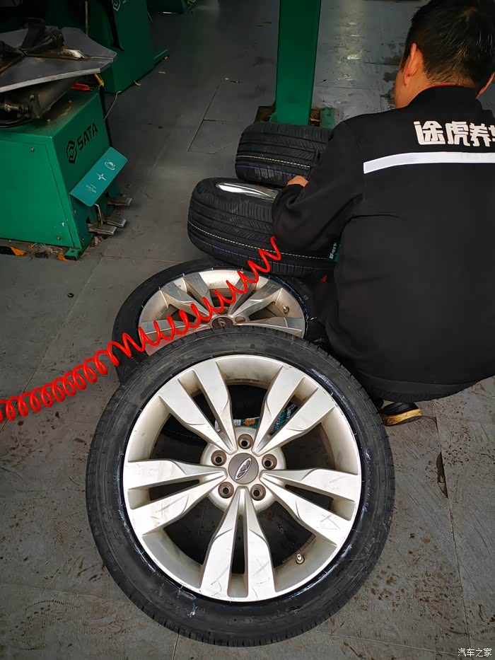 开始给轮胎充气,在一声声碰碰的巨大声响后轮胎和轮毂自动贴合复位.