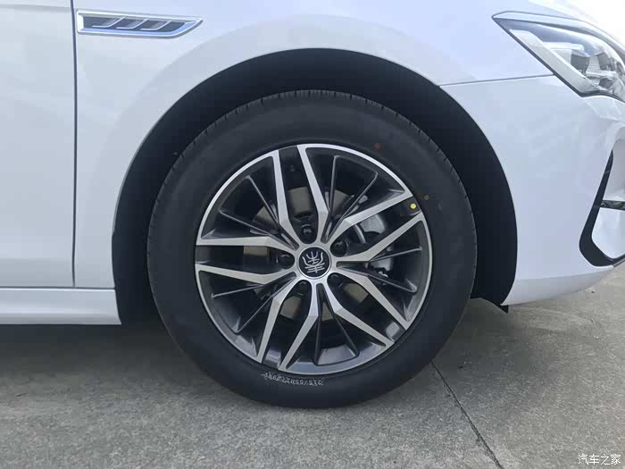 轮圈采用了双色设计,多条幅的造型很有高级感,尺寸为17英寸,轮胎规格