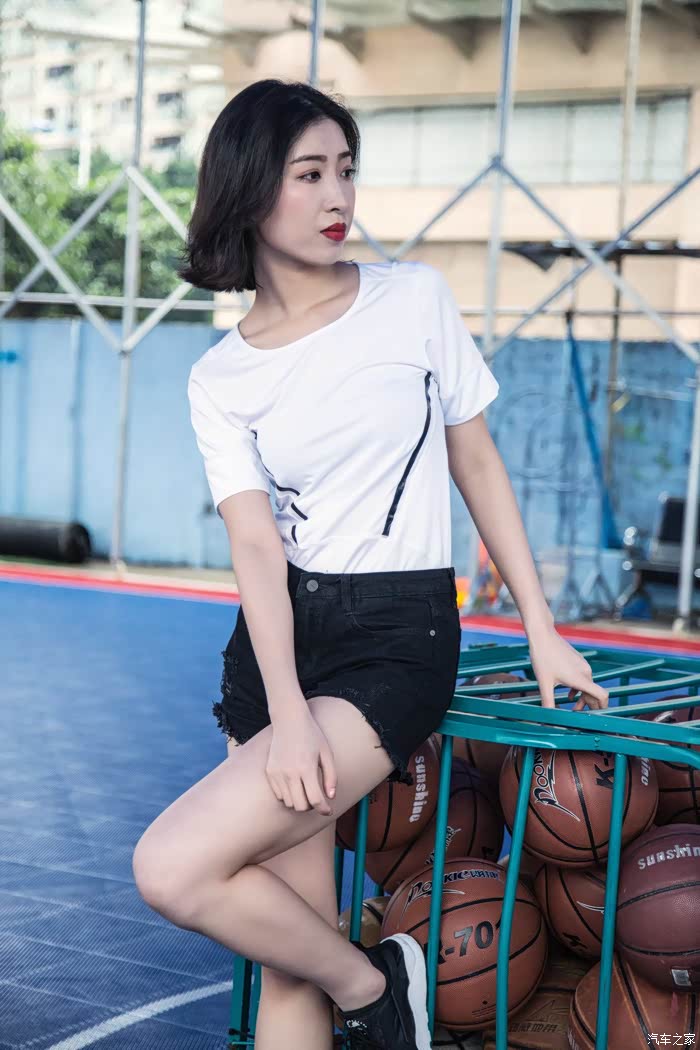 体育场上,美女与启辰的拍拍拍