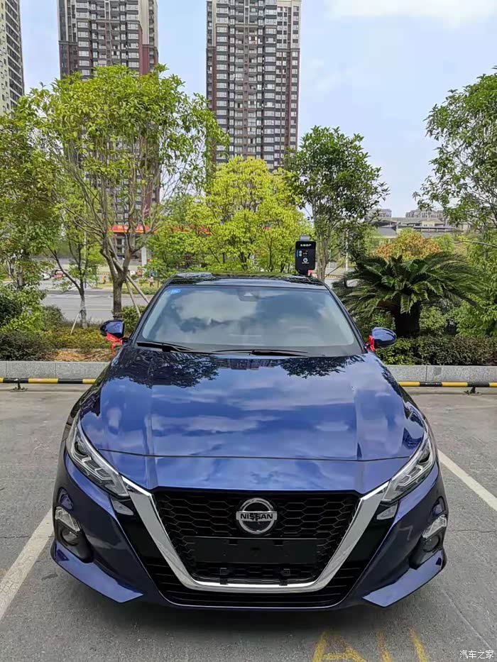 开着蓝色天籁路上跑我就是最靓的仔