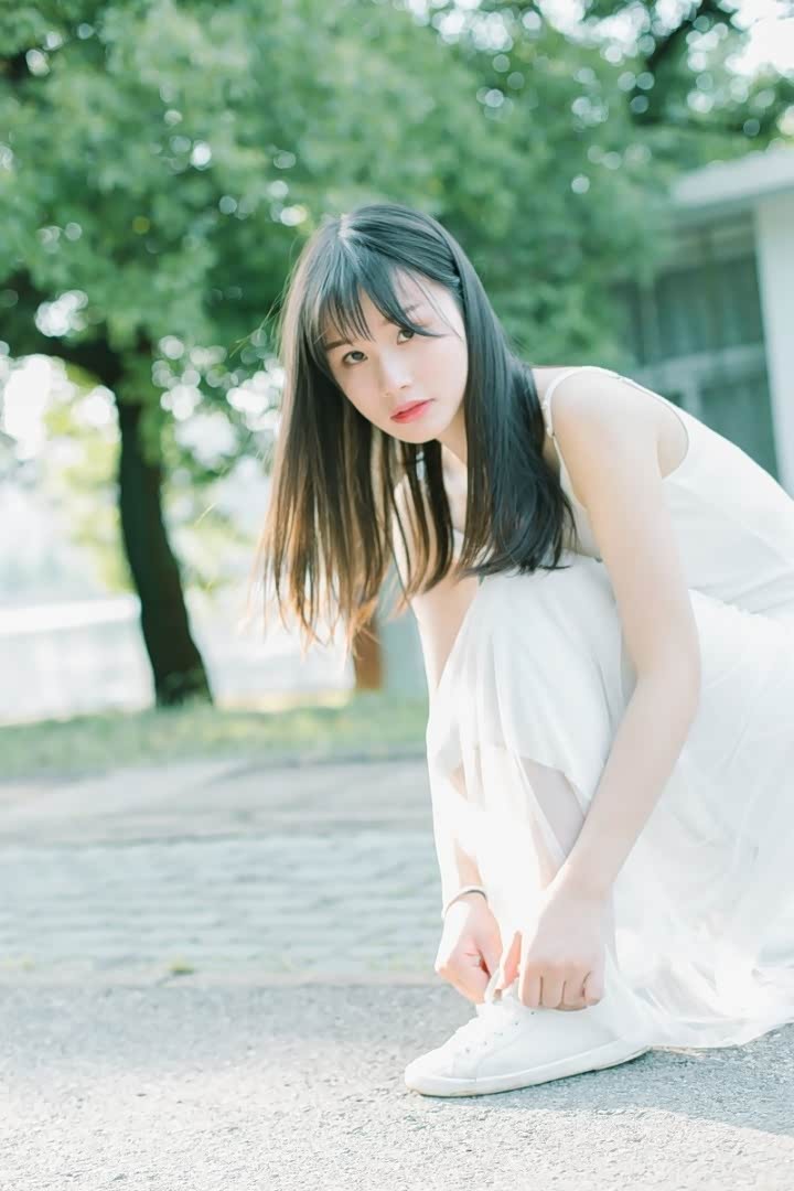 吊带裙美女感受大自然的美(白色与红色)清纯可爱