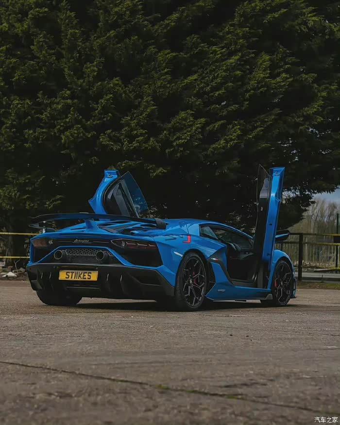 兰博基尼aventadorsvj帅气蓝牛
