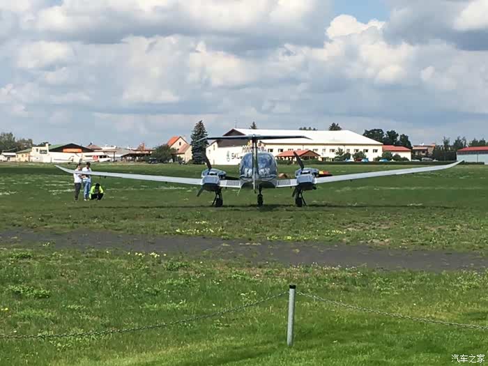 远远停在草皮停机坪的小飞机