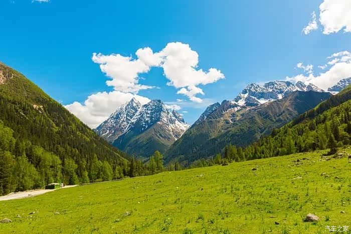 高山雄峙山水林木秀美迷人