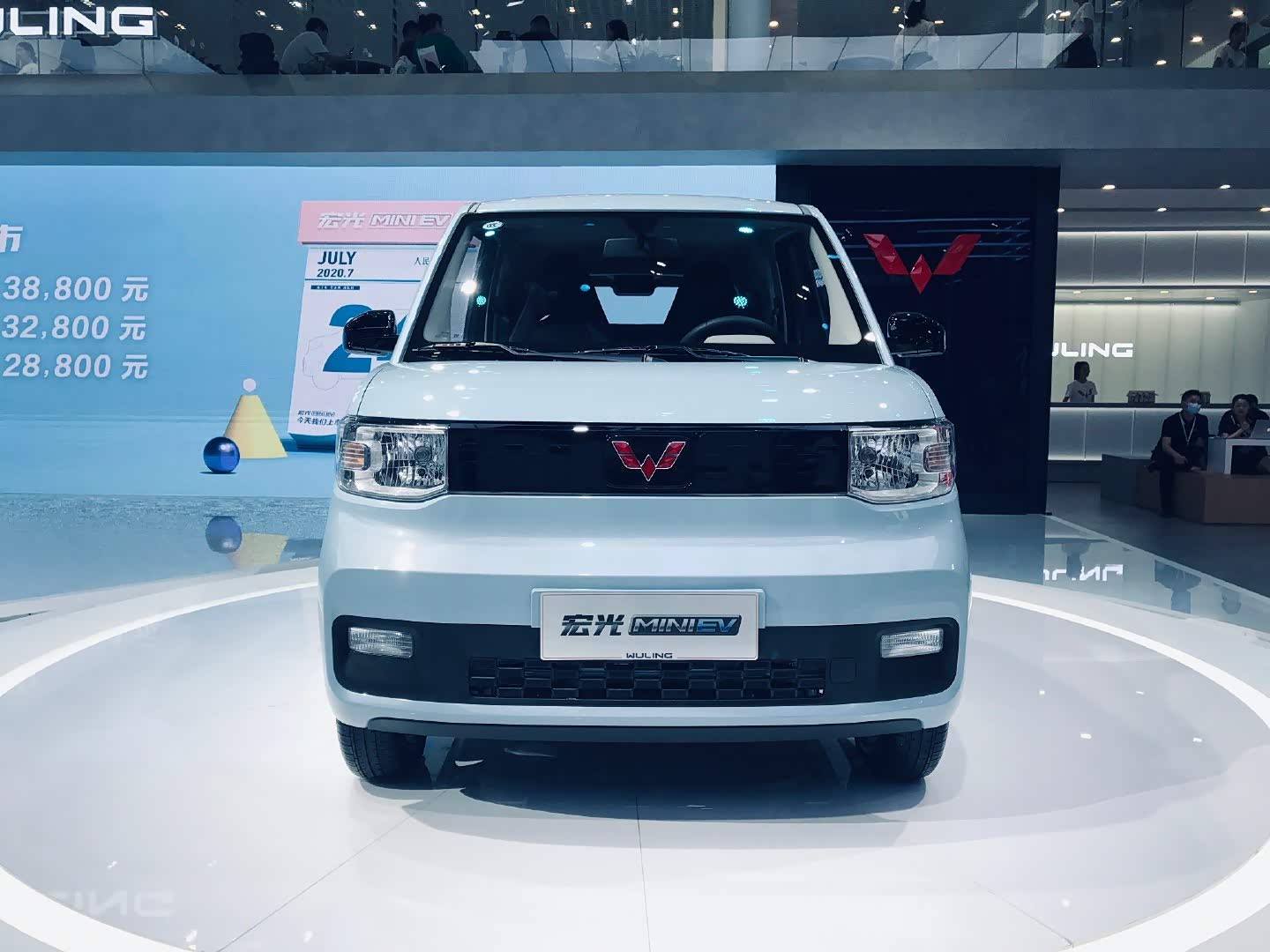 五菱宏光mini ev在成都车展正式上市,呆萌的挺好看!