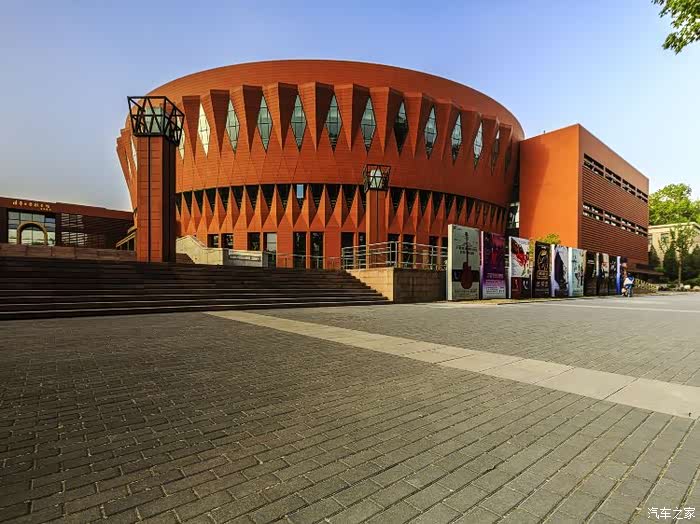 清华大学体育馆若古堡屹立,直对着长空流云,承载着国民健康.