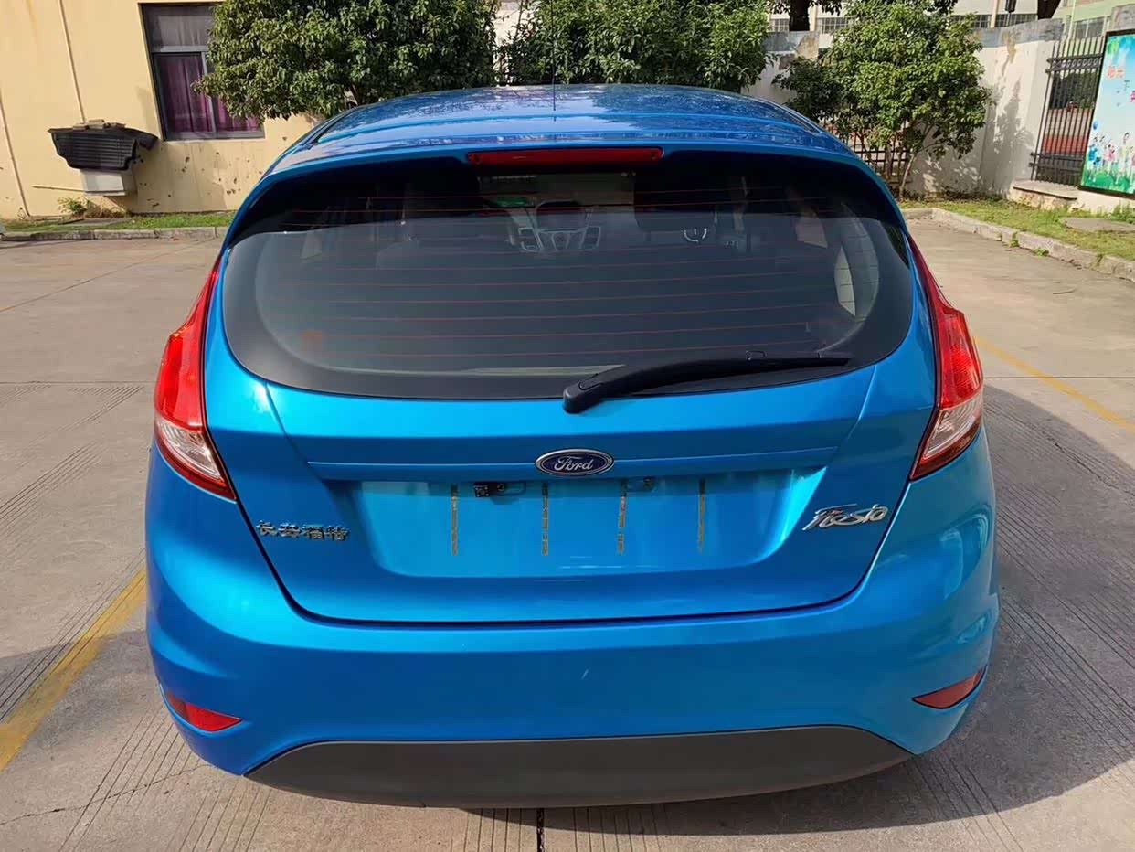 福特嘉年华蓝色挺好看