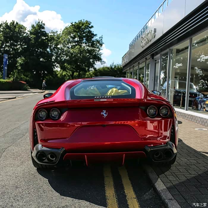 法拉利812尾灯特别漂亮轮毂也特别有动感