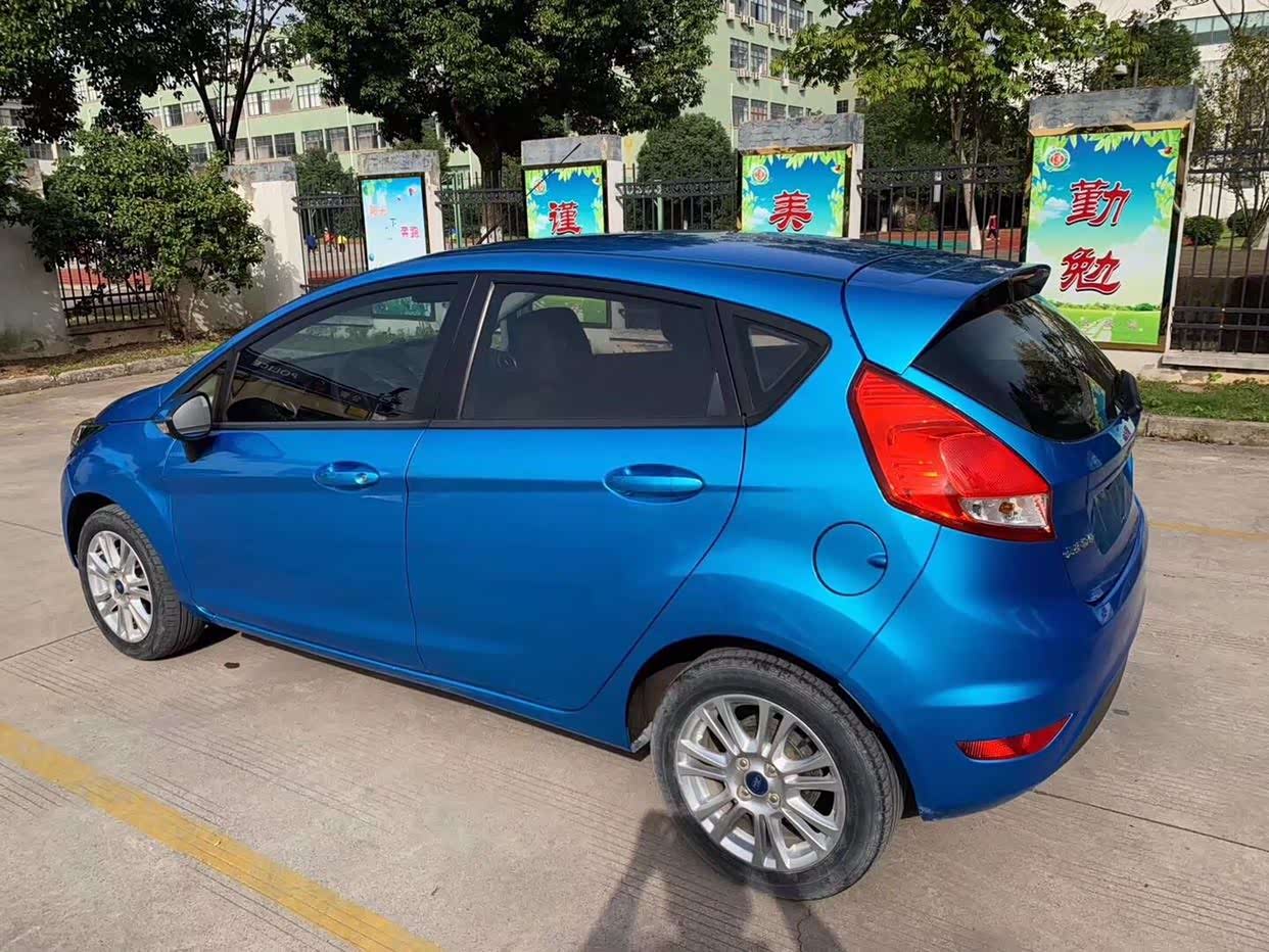 福特嘉年华蓝色挺好看