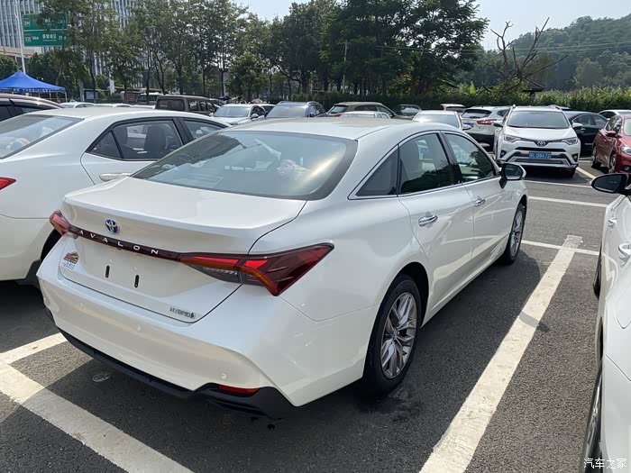 纪念属于自己人生的第一台车珍珠白丰田亚洲龙