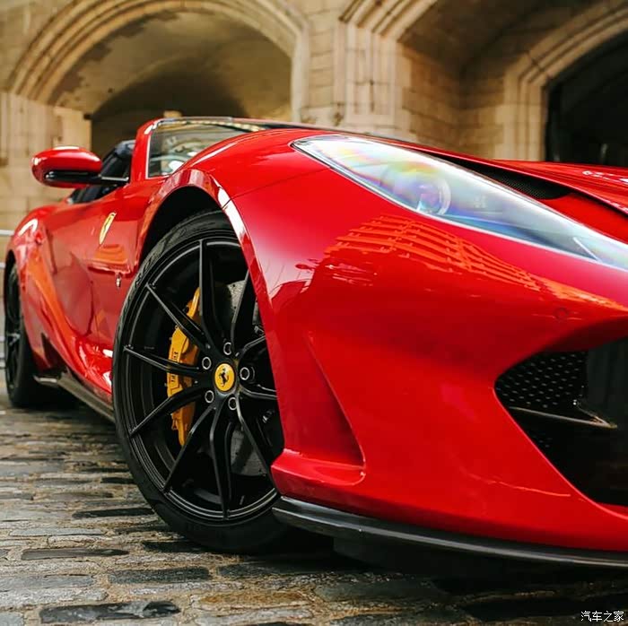 红色的法拉利ferrari812豪华的敞篷姿态如此动情