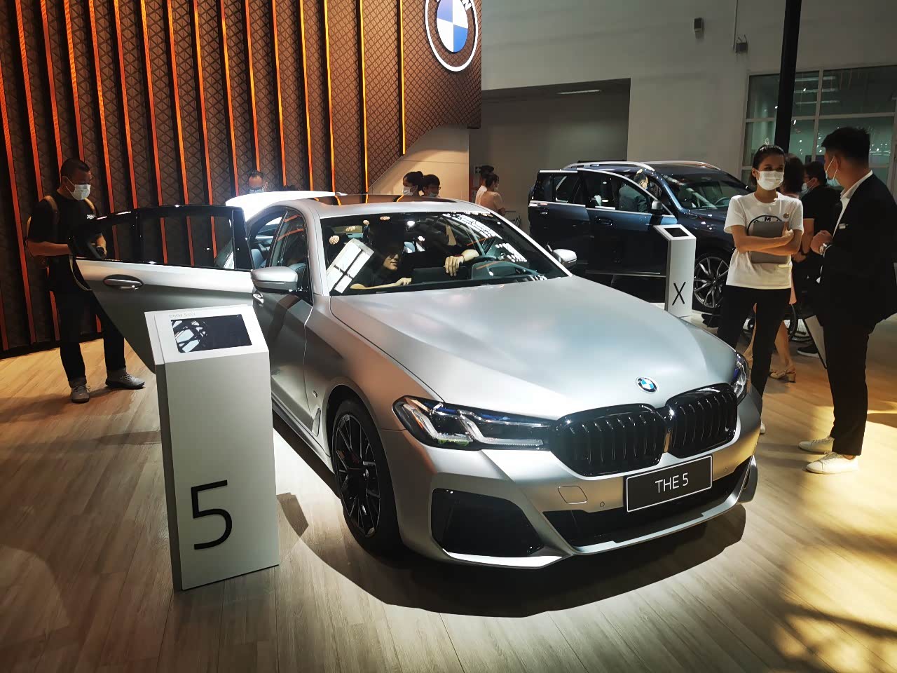 北京车展宝马展台拥有一台宝马是不是每个男人的梦想呢