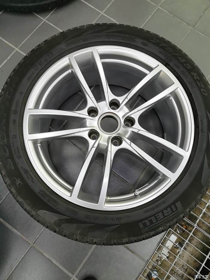 出一套保时捷卡宴20寸五幅轮毂