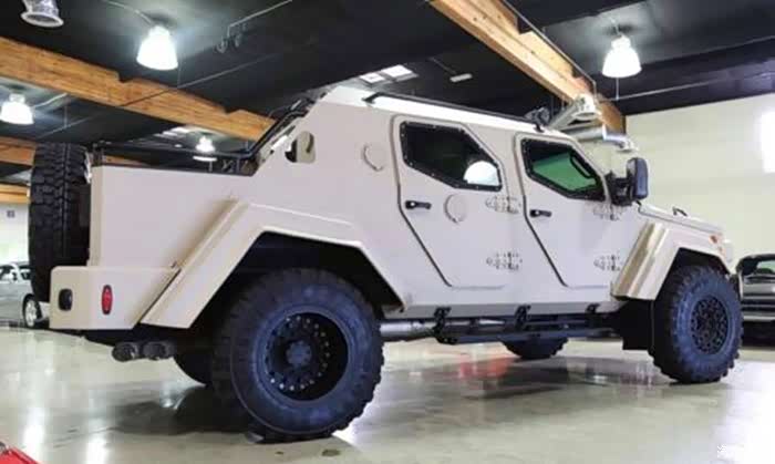 廓尔喀巨石强森座驾公路坦克