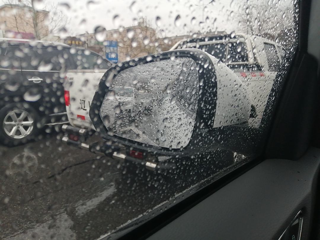 车里拍下雨的图片图片