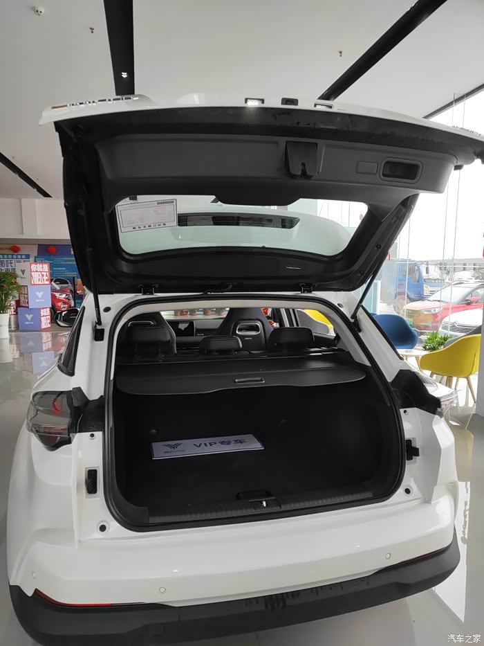 一般说,后排空间大的,会牺牲尾箱空间,但这车尾箱空间表现还是不错的