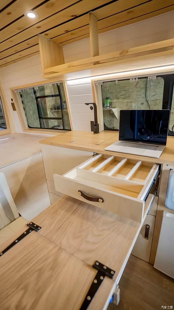 大通v90床车改造完成移动的小木屋