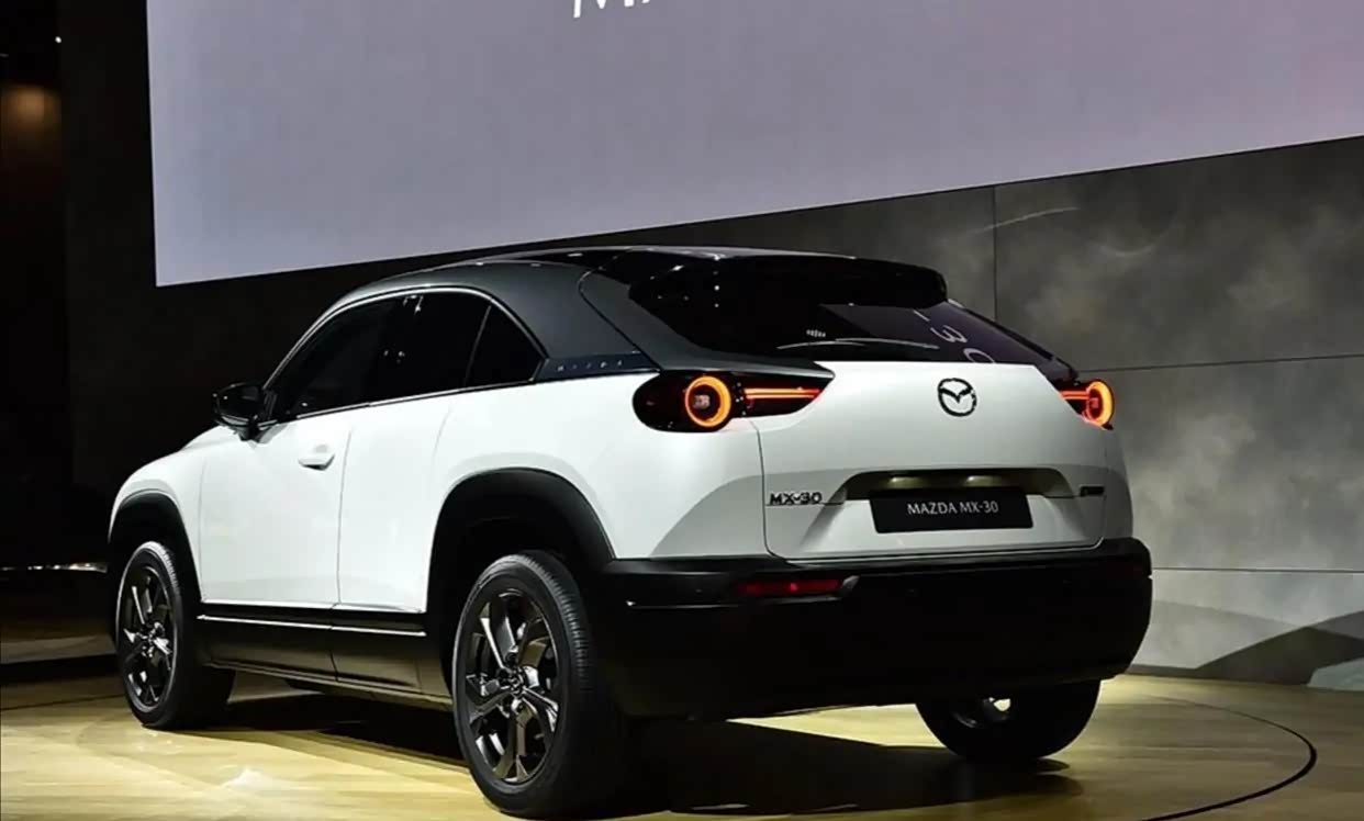 马自达全新车型,mx3,是不是很有感觉,就是有点贵!