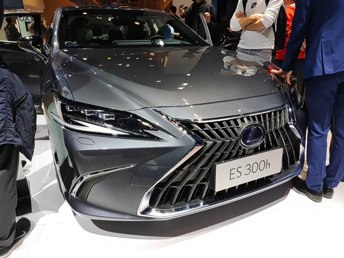 记在广州车展上见过的es300h行政版超音速流光金属灰色