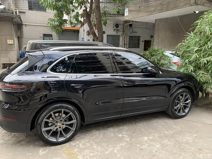 卡宴黑玉色铂色花瓣轮毂