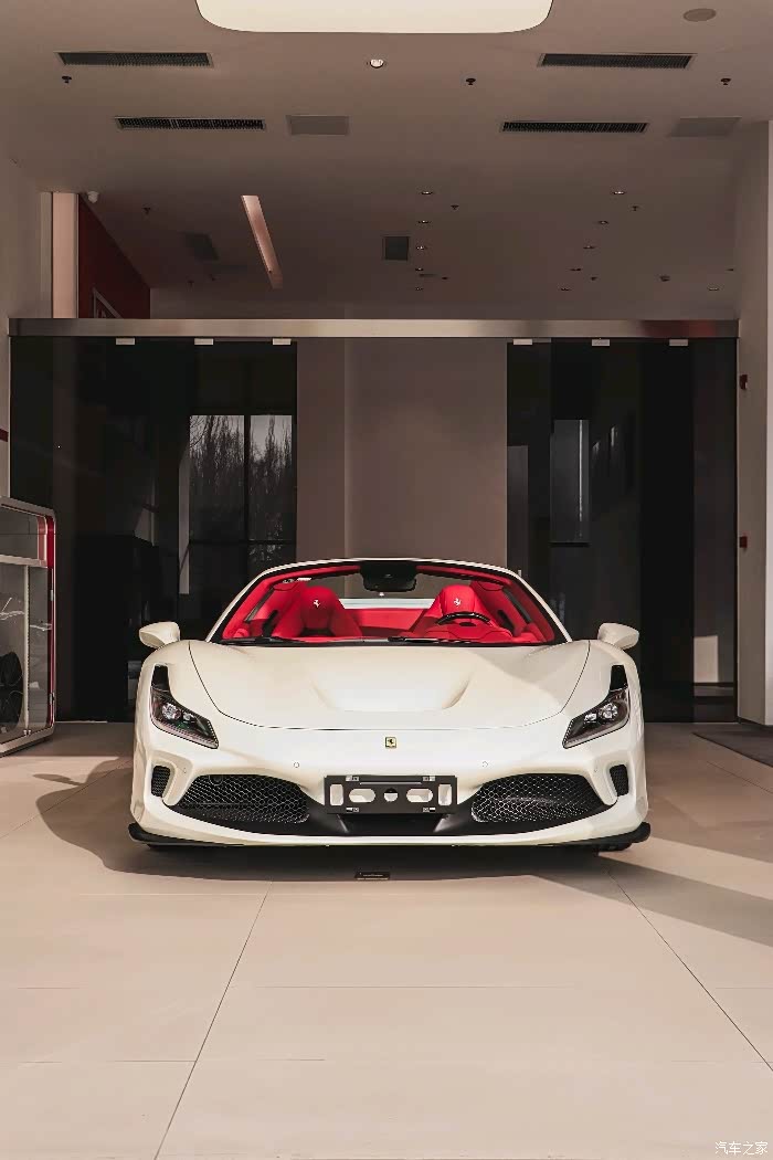 白色的法拉利f8外形如白雪公主内饰就是一团火热情奔放