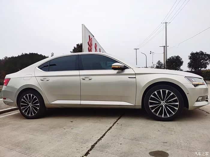 金色的斯柯达速派,那好看的车灯有魅力,整车设计优雅,我喜欢了