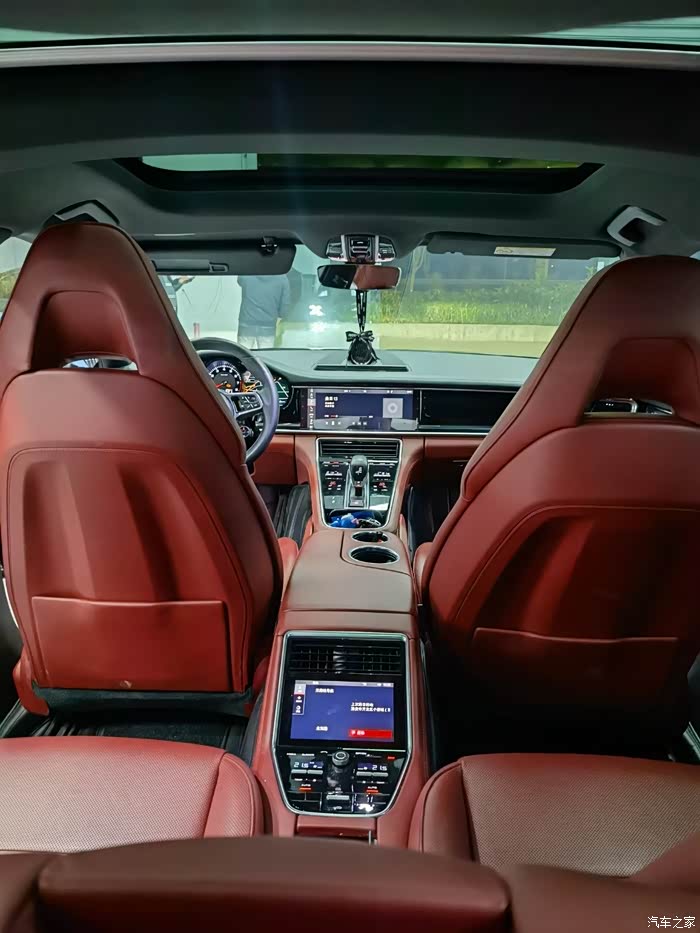 午夜蓝保时捷帕拉梅拉红内