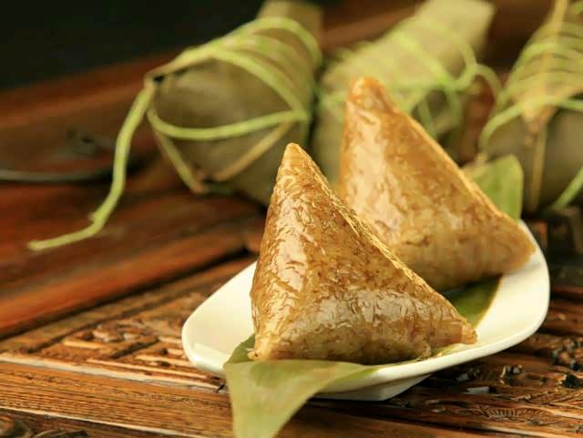 艾香粽":"糯米淘净,夹枣,栗,绿豆,以艾叶浸米裹,入锅煮.