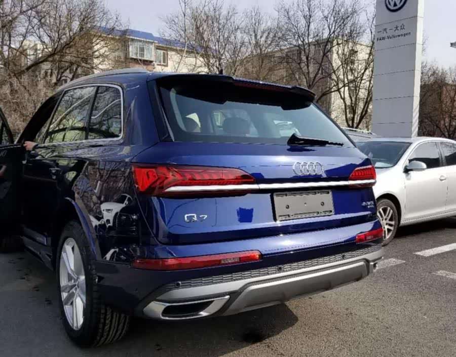 对于这台刚刚亮相的颜值不输保时捷卡宴,内饰豪华与奔驰gls看_奥迪q7