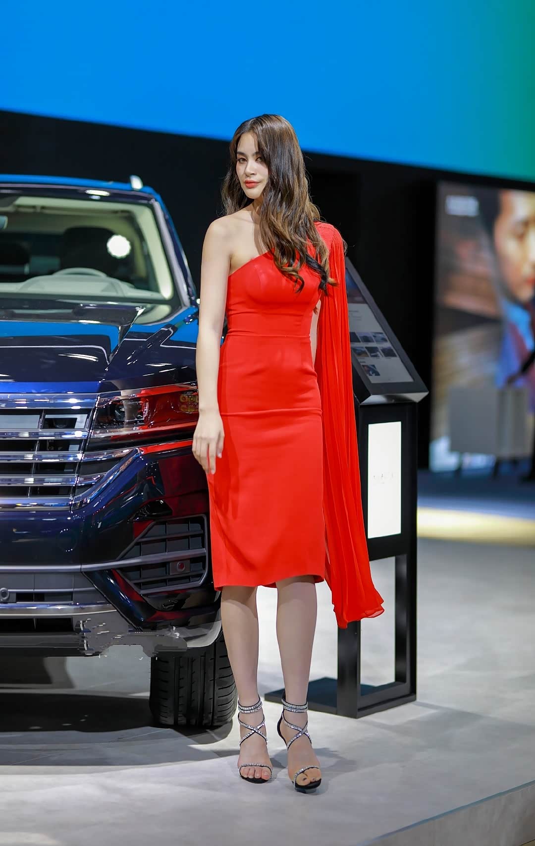 成都车展大众展台途锐车模六连拍