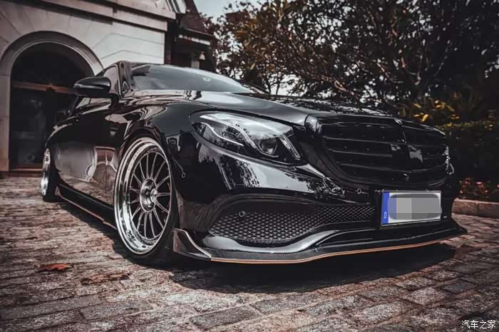 超高颜值秒杀一众豪车奔驰w213改装为黑武士风格
