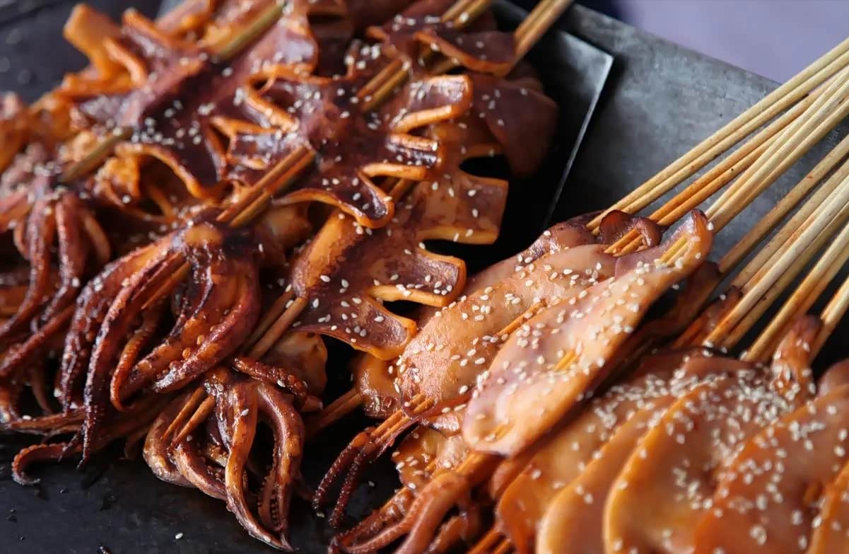 摆地摊卖小吃虽然辛苦,回报率却相当高,而且也深受大家的喜欢.