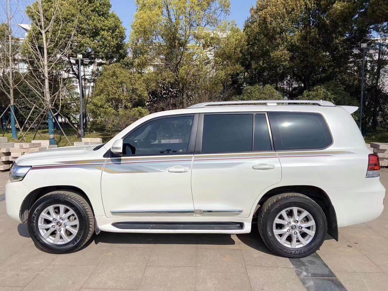 2016年兰德酷路泽陆地巡洋舰限量版五门八座r20轮