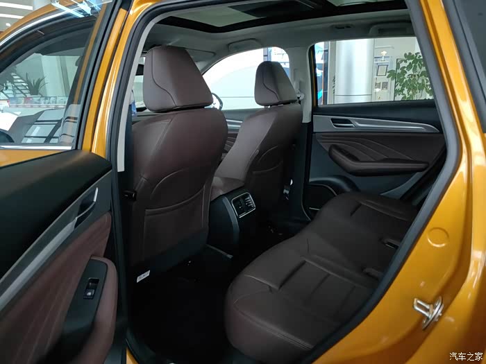 哈弗f7大家看看,这个后排我后边安装一个宝宝座椅后,空间应该还是很大
