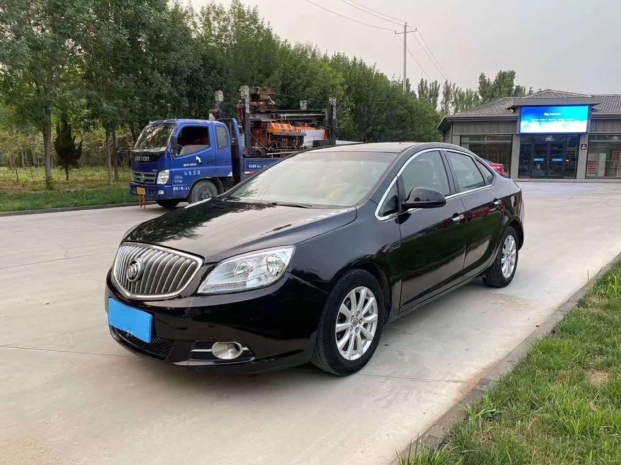 老款别克英朗gt进气格栅非常的大气尾部造型非常时尚