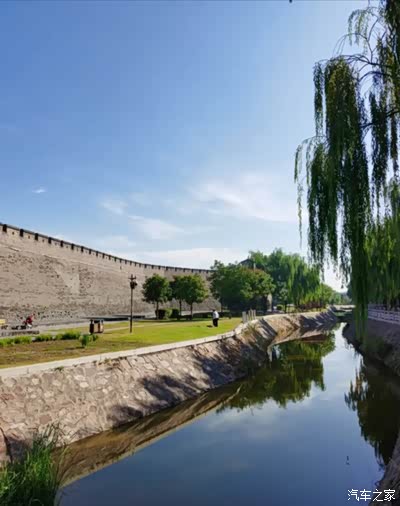 眼前的这是平遥古城的护城河,古代的城墙外都会设有护城河,这是第一道