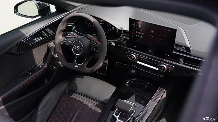 奥迪rs4的内饰