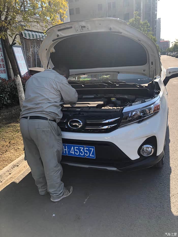 修车师傅认真的帮我检查车子
