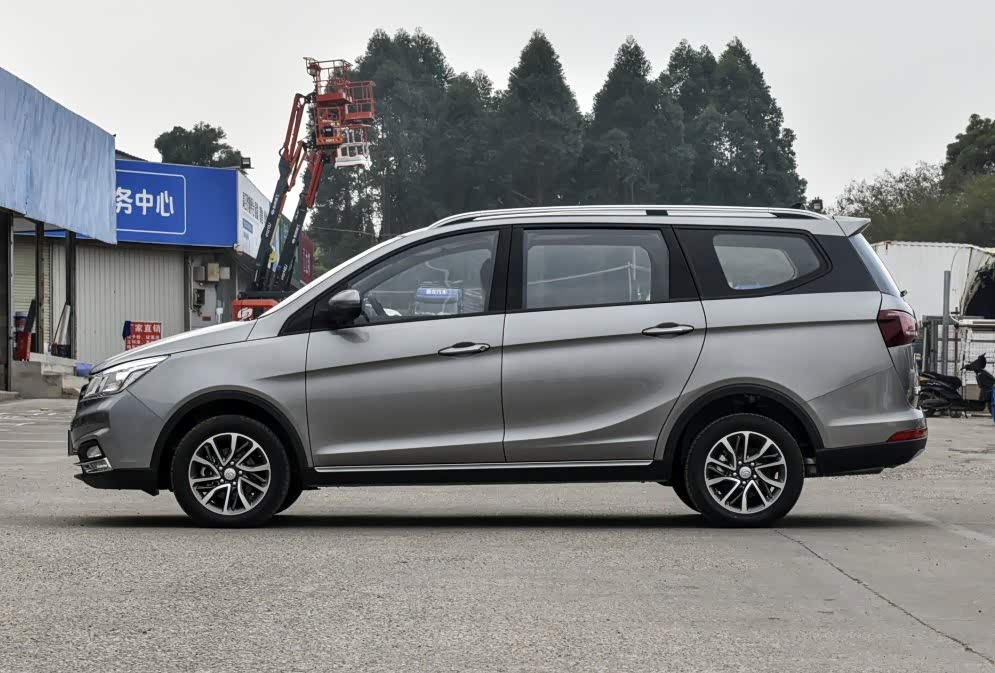 宝骏730新车的外观采用了和老款一致的设计方式