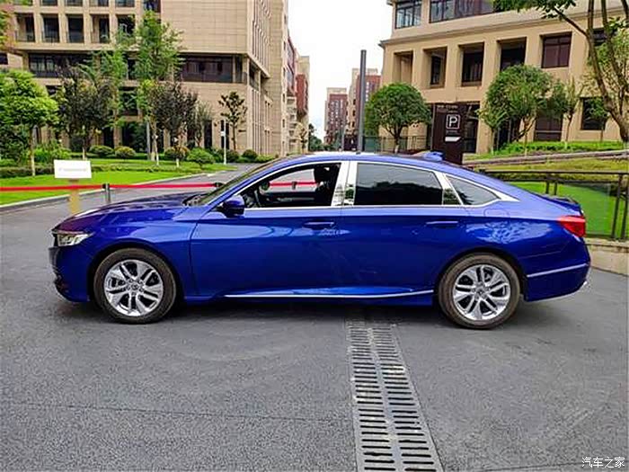 先来先看我的出门利器,蓝色大雅阁,大溜背造型让车身运动有型,尤其是