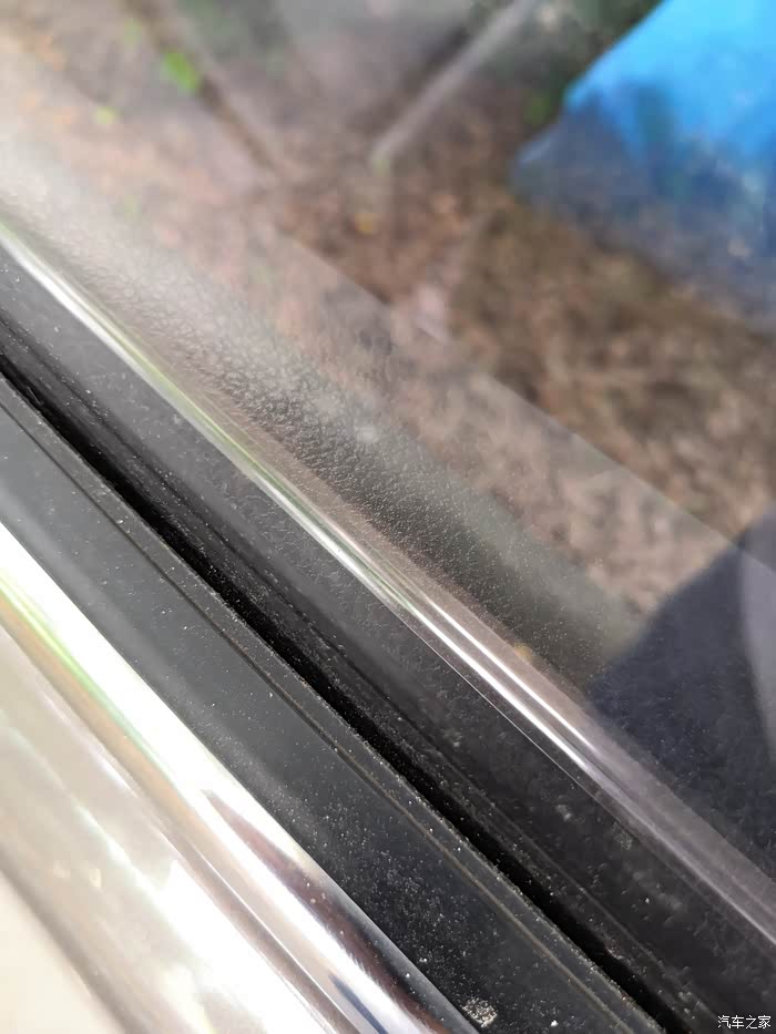 两个个后门车窗胶条缝隙太大灰尘直接可以落进去不说 雨水也可以落