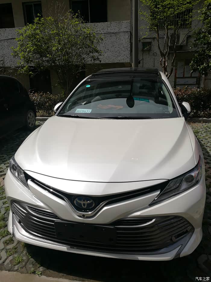 求各位大神八代凯美瑞混动版珍珠白和黑色那个好多谢大神们