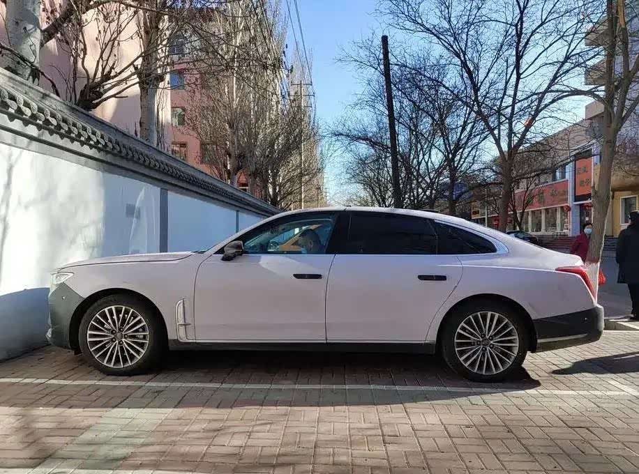 车身侧面,红旗h9宽大的车身显得非常大气