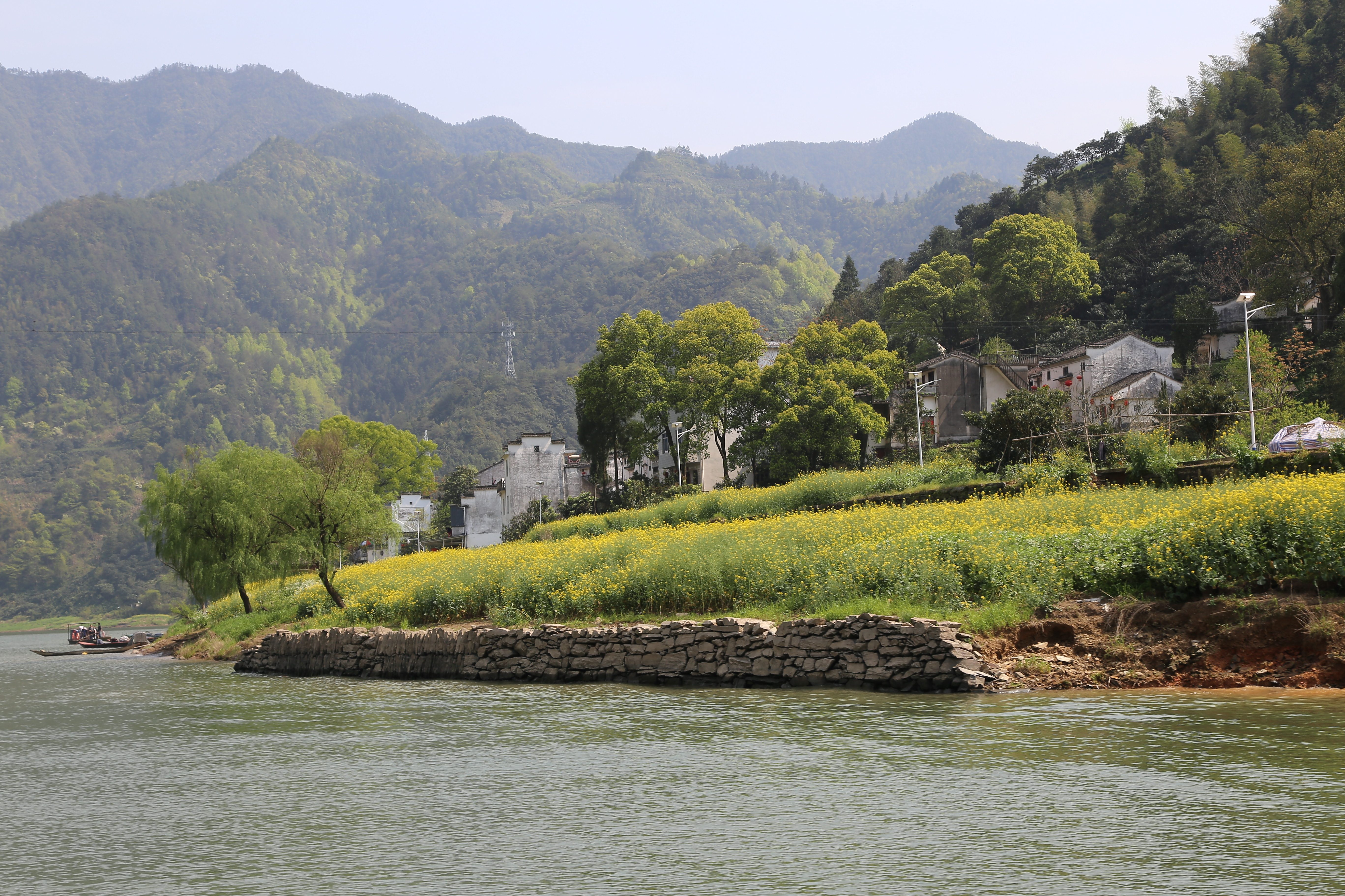 漳潭村處安徽省歙縣南部坐落於國家aaaa級風景區--新安江山水畫廊之中