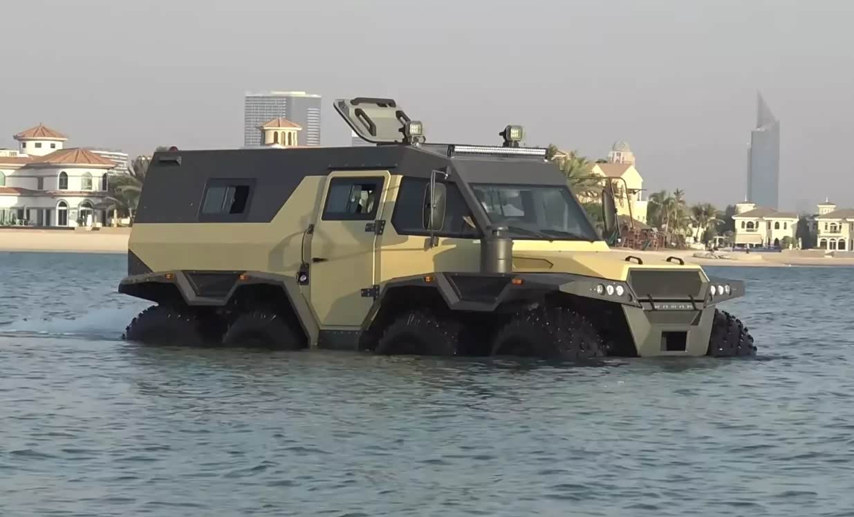 霸气十足的八轮越野车,性能强悍无比