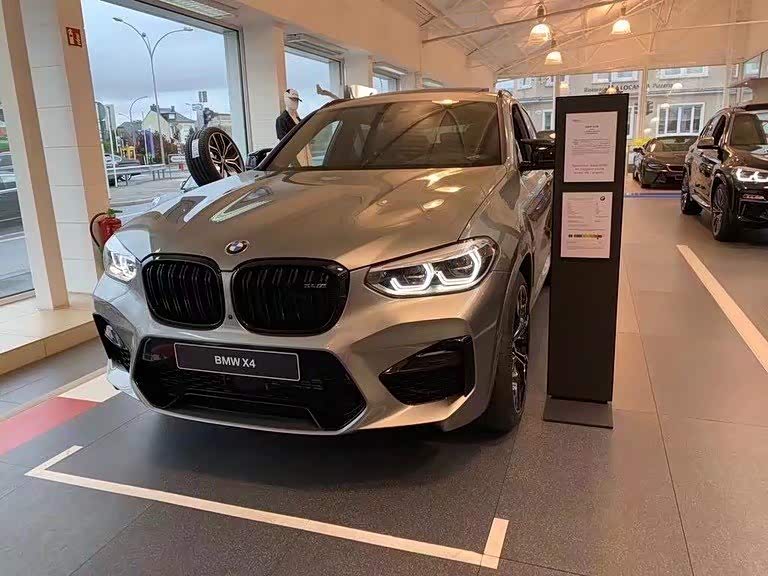 m雷霆版实车,前脸采用黑色的双竖条格栅设计_宝马x4论坛_汽车之家论坛