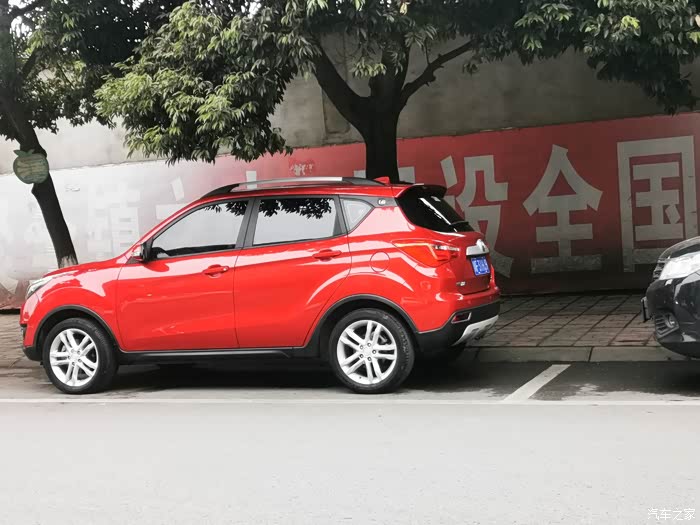 【图】实拍时靓丽的红色cs35_长安cs35论坛_汽车之家论坛