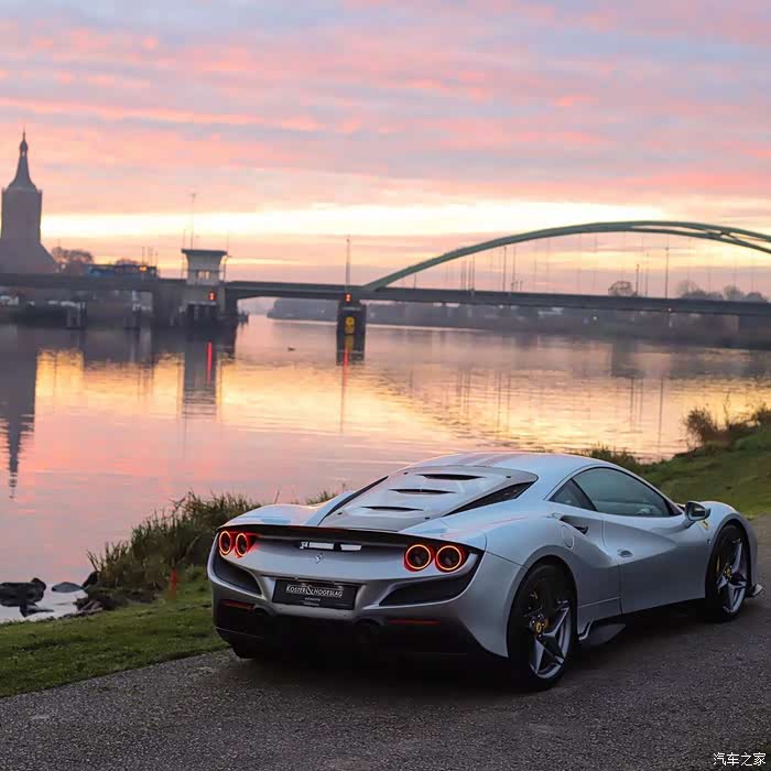 法拉利f8 tributo 蓝色条纹拉花