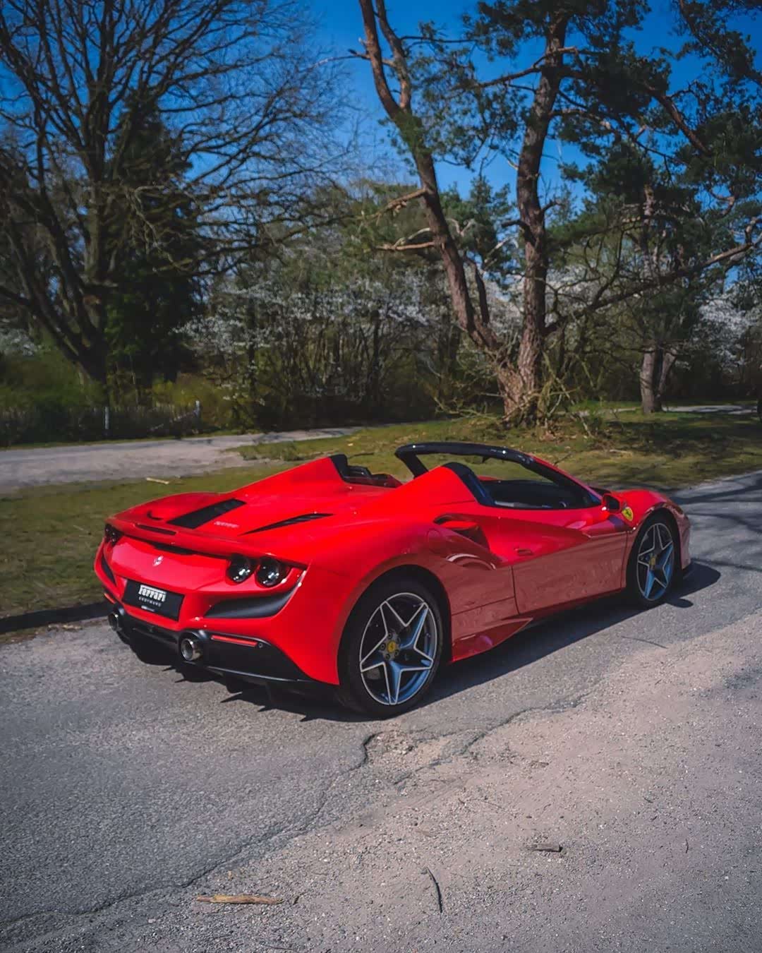 ferrari f8 spyder 红色敞篷跑车太美.